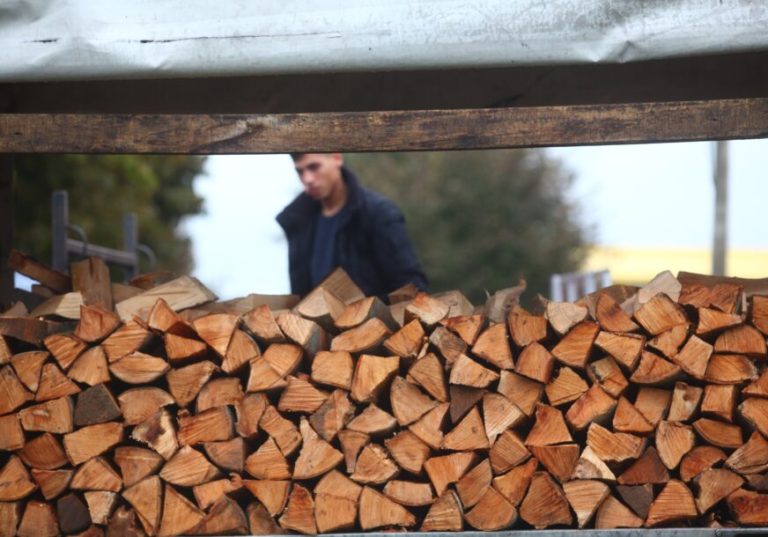 Kako preživjeti zimu: Potrošačka korpa skoro 3.000 KM, metar drva 130 maraka, građani u dugovima do guše