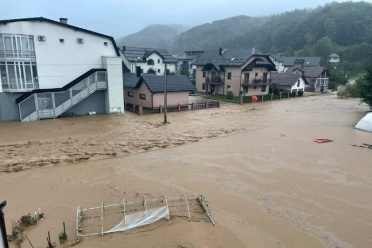 U Jablanici više nastradalih i nestalih, srušene kuće, blokirane ulice