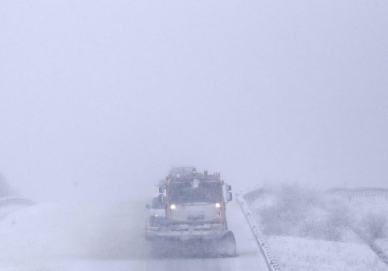 Snijeg izazvao kolaps: Pojedini putevi u BiH potpuno blokirani zbog nevremena, ne preporučuje se kretanje na put