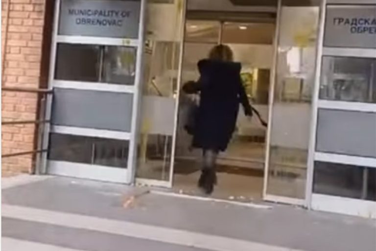 Obrenovčani opštinare gađali jajima: “Marš, bre, sramoto grada”
