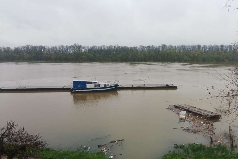 Otežano saobraćanje prema centru Brčkog zbog izlijevanja Brke, Sava u značajnom porastu