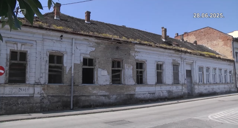Zgrada Prve pošte u Brčkom čeka obnovu, a stanari da im se krov sruši na glavu