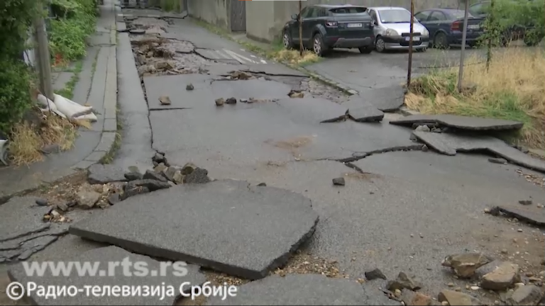 Beograd: Nevrijeme odnijelo asfalt sa ulice, ekipe na terenu otklanjaju štetu