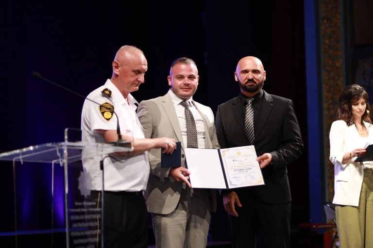 Ramo Isak odlikovao sina povodom Dana policije