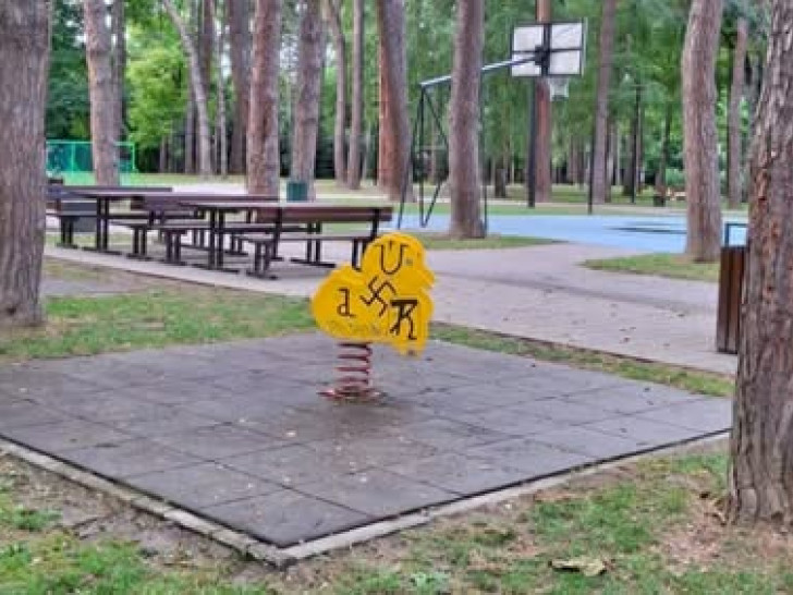 Na dječijem igralištu ponovo kukasti krst i ustaški simbol