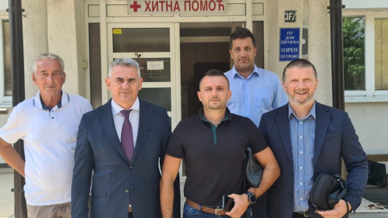 Gradonačelnik Brčko distrikta Domu zdravlja u Petrovu uručio novi RTG aparat