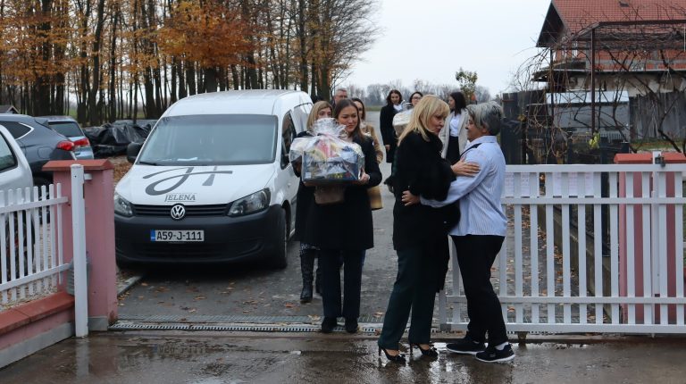 Članice Aktiva žena brčanskog SNSD-a u posjeti domu za stare „Tri sestre“