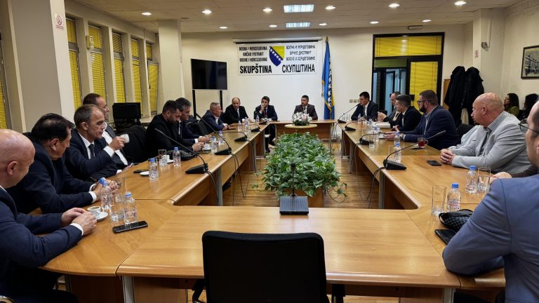 Jačanje saradnje: Delegacija Doma naroda Parlamenta FBiH posjetila Skupštinu