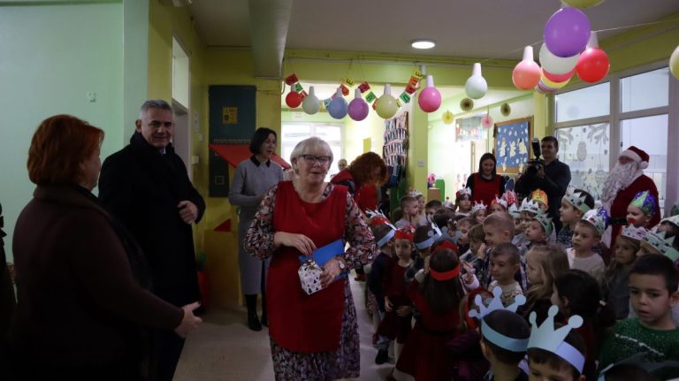 Gradonačelnik uručio paketiće djeci u Obdaništu „Naša djeca“