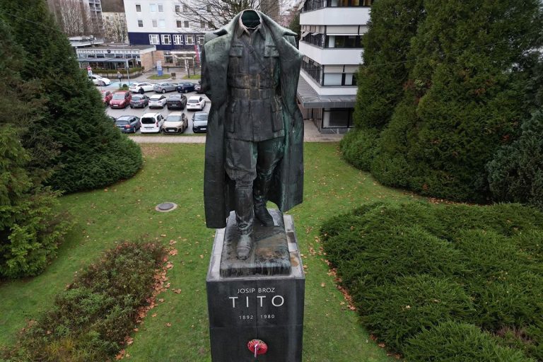 Odrubljena glava sa spomenika Titu