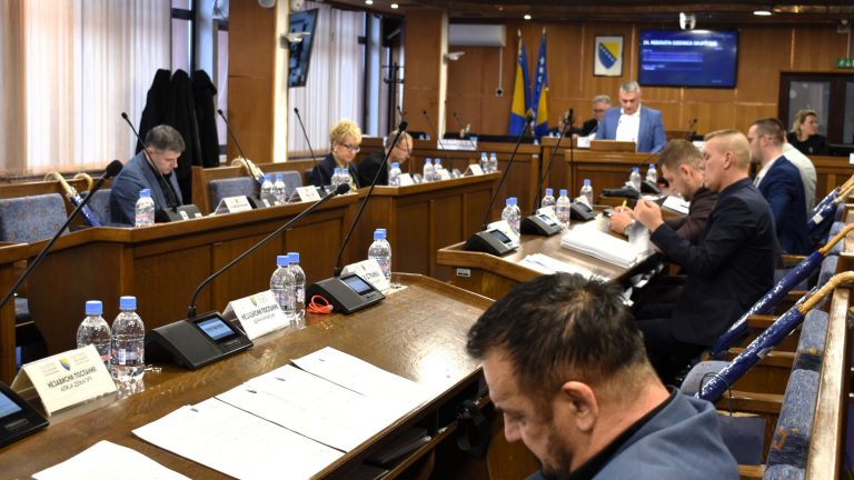 Obiman dnevni red Skupštine: Zakoni o Vladi, prostornom planiranju, javnoj imovini…