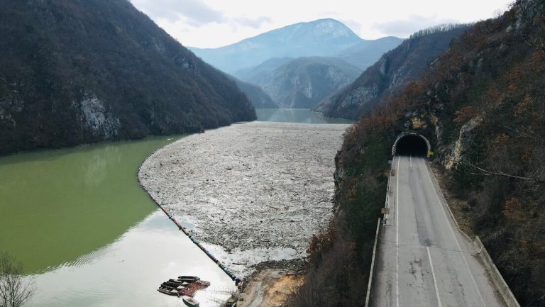 Ogledalo strašnog nemara: Drina ponovo zatrpana smećem, zastrašujuće slike sa rijeke kod Višegrada