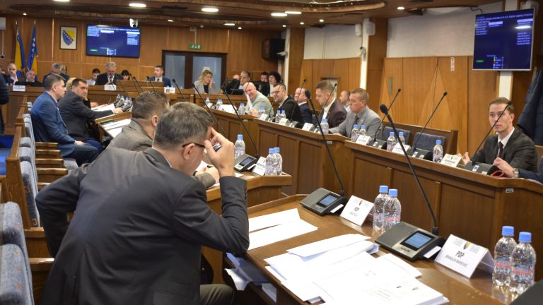 Skupština o platama, otpisu dugova i privatnim univerzitetima