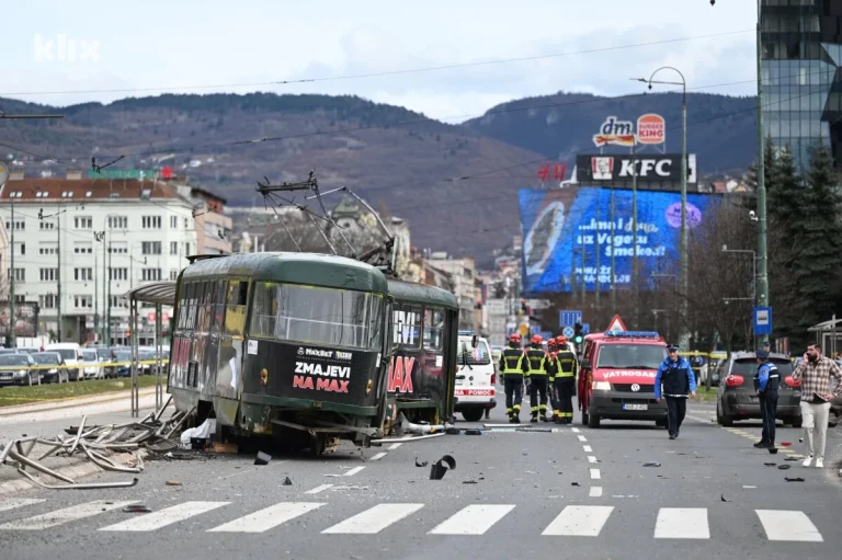 Tramvaj iskočio iz šina u Sarajevu, jedna osoba poginula