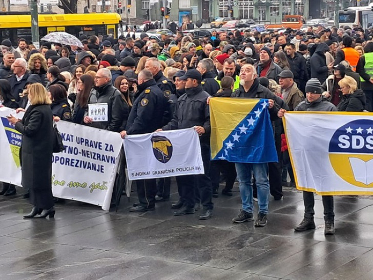 Zaposleni u zajedničkim institucijama izašli na ulice