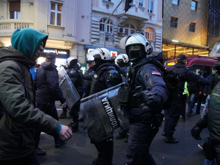 Beograd: Protest ispred Rektorata zbog upada UKP-a, više incidenata i sukoba između policije i građana