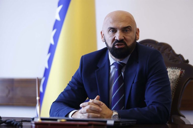 Pretresaju kancelarije i računare ministra Rame Isaka