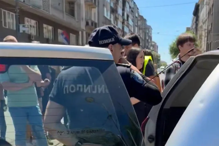 Incident u Beogradu: Oboren muškarac tokom blokade raskrsnice, uhapšen vozač