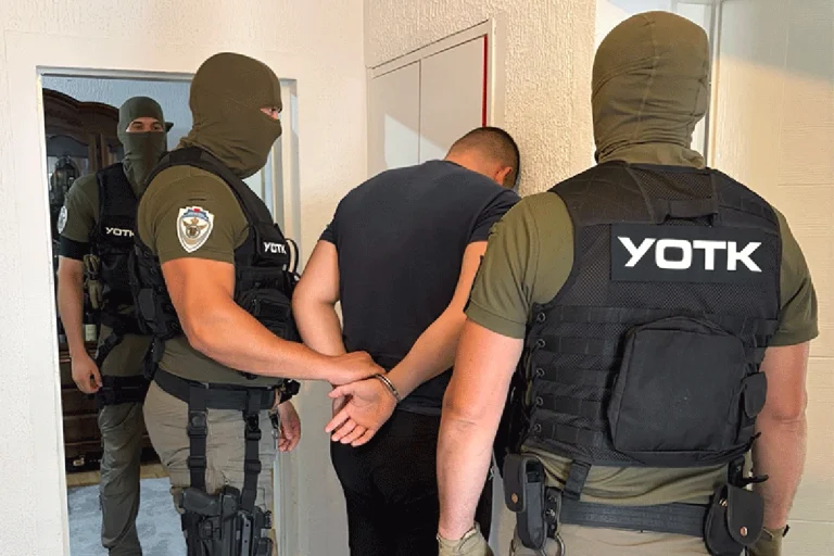 Razbijena mreža dilera u velikoj policijskoj akciji u Zvorniku i Bijeljini: Uhapšeno osam osoba zbog narkotika i oružja
