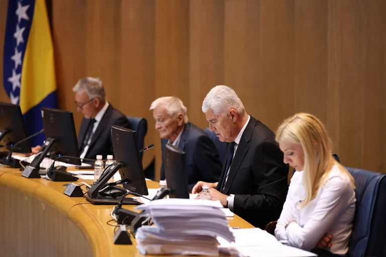 Osam delegata tražilo smjenu Čovića, on ih izignorisao