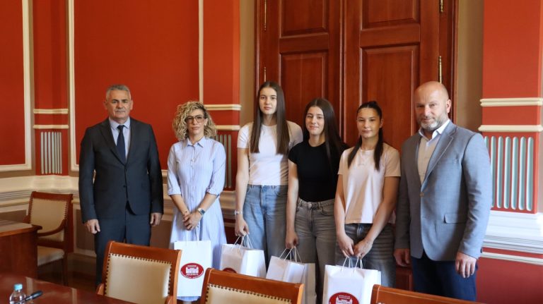 Učenice JU Ekonomske škole na prijemu kod gradonačelnika