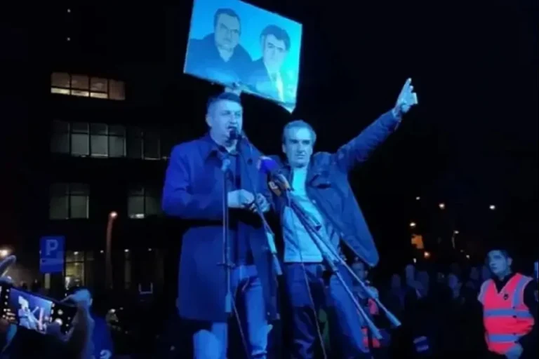 Tri godine zatvora za slike Mladića i Karadžića