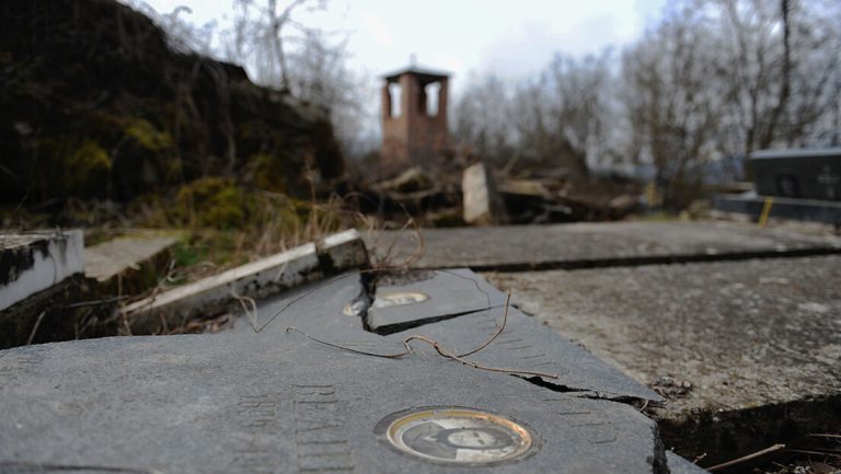 Oskrnavljeno pravoslavno groblje kod Zenice: Polomljeni krstovi
