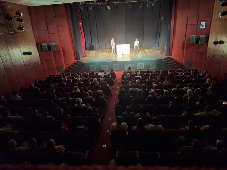 Kazališna predstava ,,Pluća” oduševila publiku u Brčkom