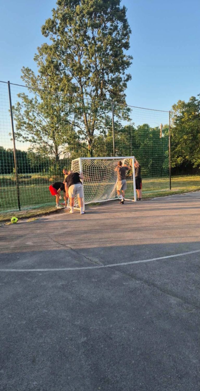 Mještani obnavljaju školsko igralište: Poslije više od deset godina, u Mrtvici ponovo zaigran mali fudbal