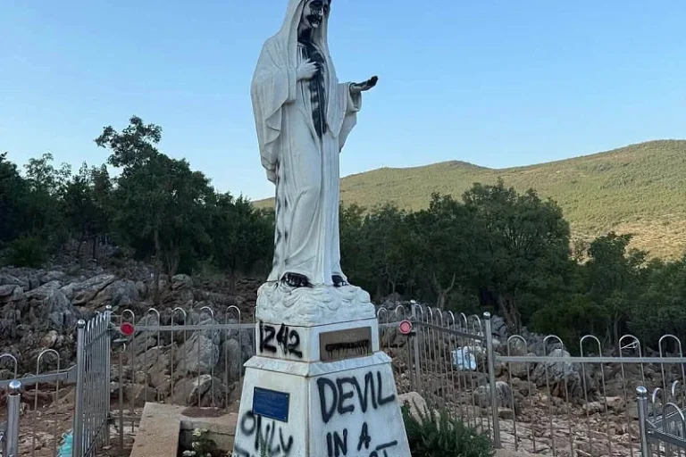 Vandalizam u Međugorju: Kip Gospe premazan crnom bojom, ostavljena jeziva poruka; zapaljen i oltar