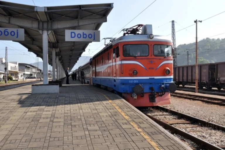 Vozove u Srpskoj nema ko da vozi