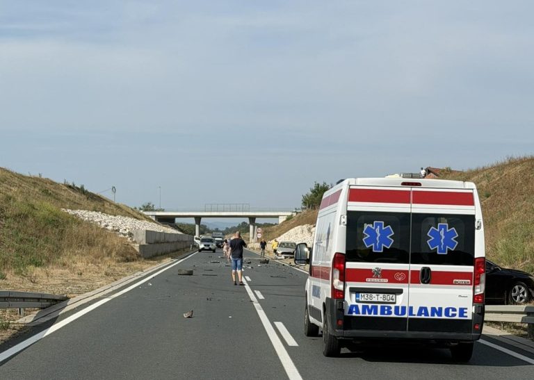 Brčko: Tri lica povrijeđena u sudaru kod Sandića