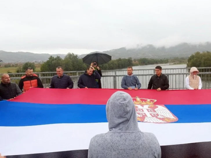 Simbolična slika sa Drine: Spojene zastave Republike Srpske i Srbije