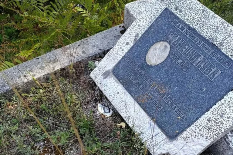 Vandalizam kod Travnika: Oštećeno 11 spomenika na srpskom groblju