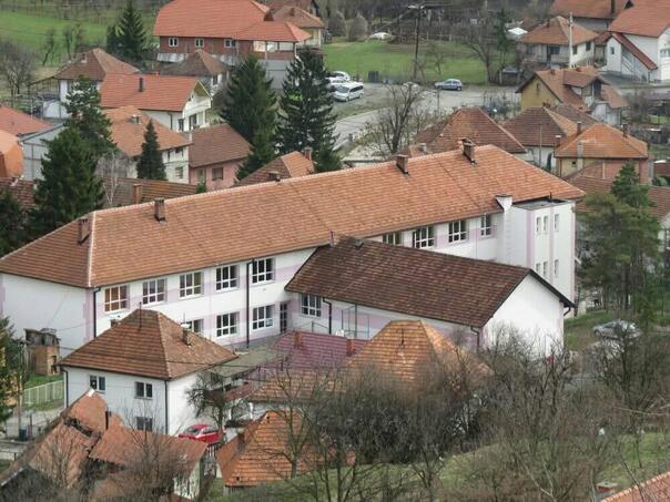 Užas u tuzlanskoj školi: Učenica nožem napala drugarice