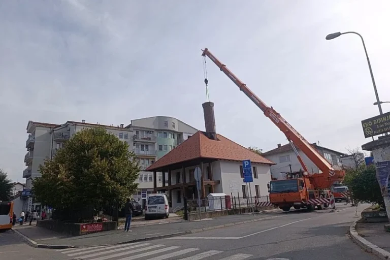 U Brčkom počelo postavljanje minareta Hadži Pašine džamije uništene u požaru 2024. godine