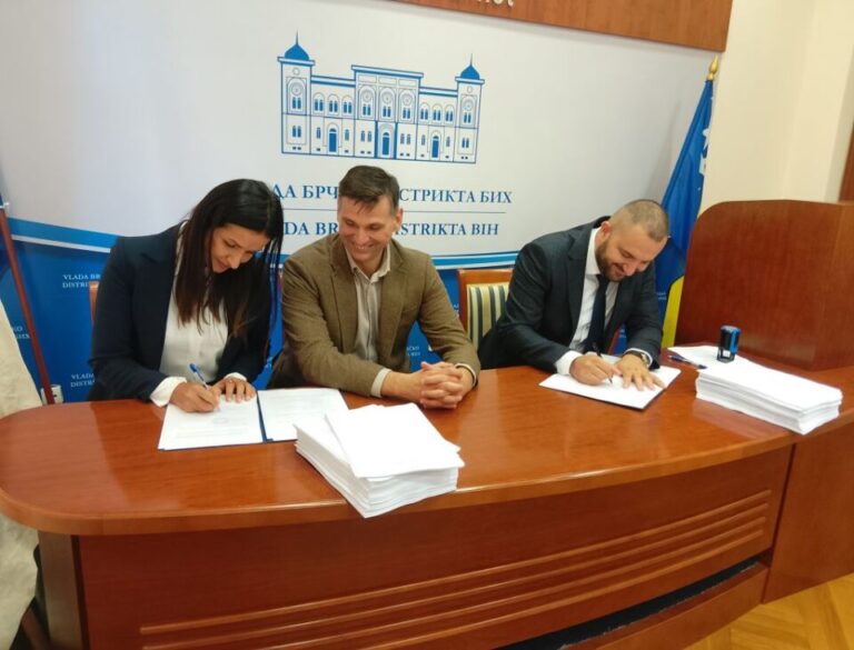 Brčko: Potpisan ugovor za sanaciju i zatvaranje nesanitarne deponije u gradu